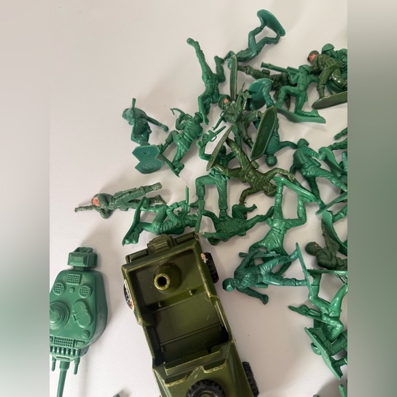 Vintage Green ARMY MEN Soldiers Green /light Green Mix 61 Piece 55 Men - Picture 5 of 8